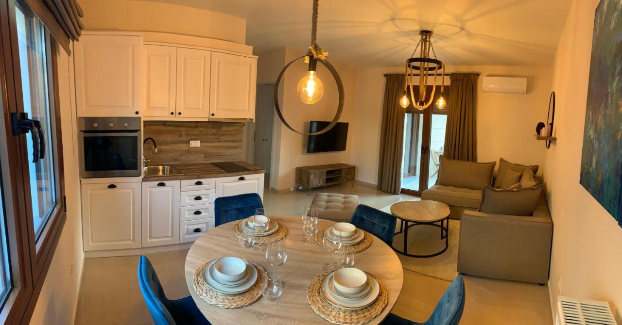 Divine Meteora Luxury Midtown Apartment กาลัมปากา ภายนอก รูปภาพ